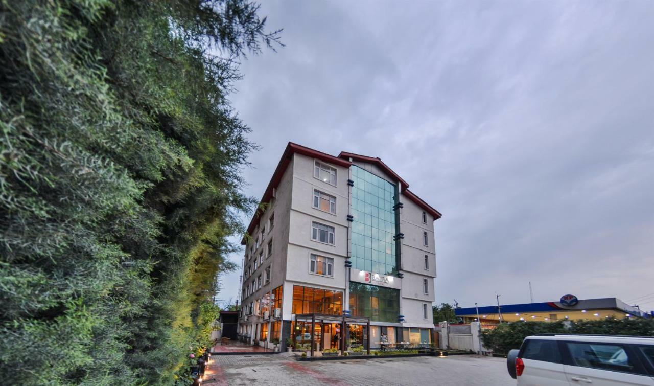 Batra Hotels And Residences Сринагар Экстерьер фото